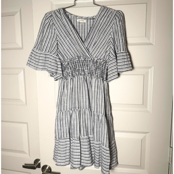 Max Studio Women's flutter sleeve tiered short dress in Size XS - Picture 6 of 7